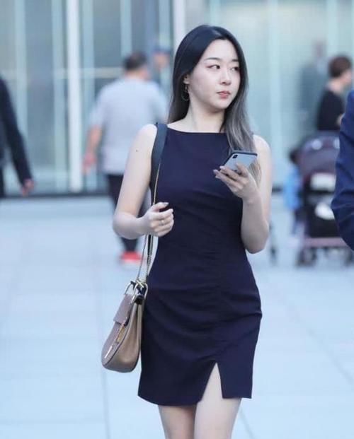 「美女」街拍:皮肤白皙的美女,一条黑色的连衣裙,时尚优雅气质迷人