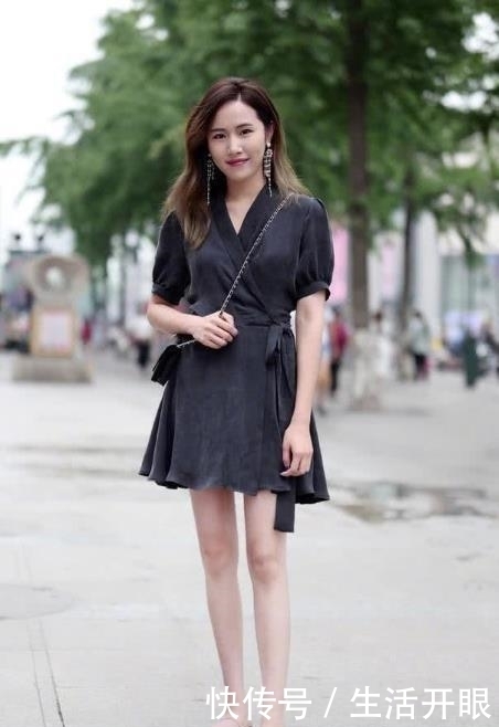  气质：街拍美女：身材曼妙的的小姐姐，紧身牛仔裤穿搭，更有立体感！