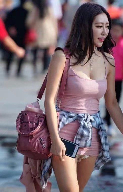 美女街拍：有料才敢这样穿，美女们争奇斗艳