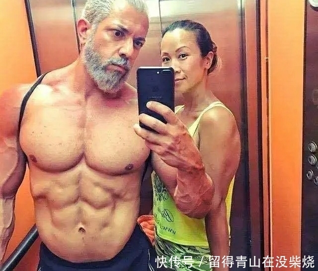  #健身房#50岁大叔人鱼线太明显，每一幅照片都是一张大片