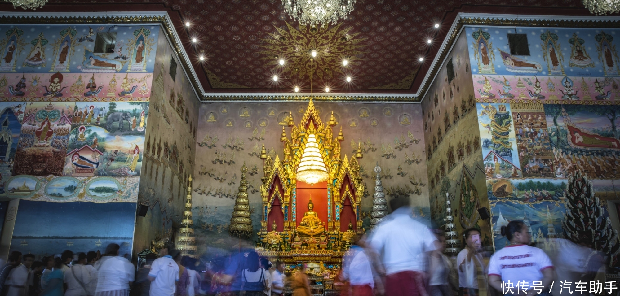 老挝的珍宝,却供奉在泰国寺庙中,还会举办盛大的祈福仪式