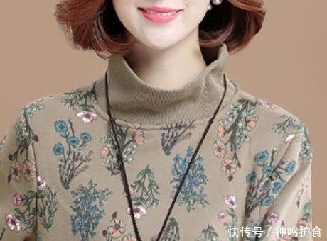  #这款#到了45岁，别总穿毛衣，太俗了！瞧这款“踏青卫衣”，遮肚又减龄