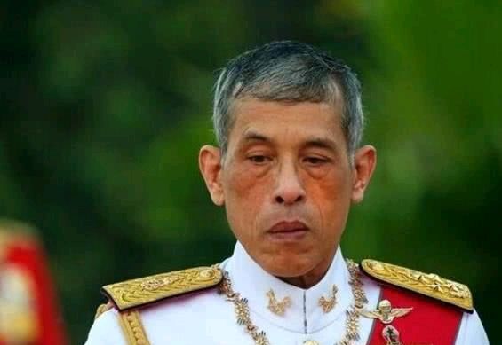  [泰王]泰国公主出席综艺节目，主持人和嘉宾都下跪，甚至不能穿鞋