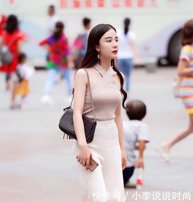 街拍身材高挑容颜又美，气质更优雅，这样的姐姐真女神啊