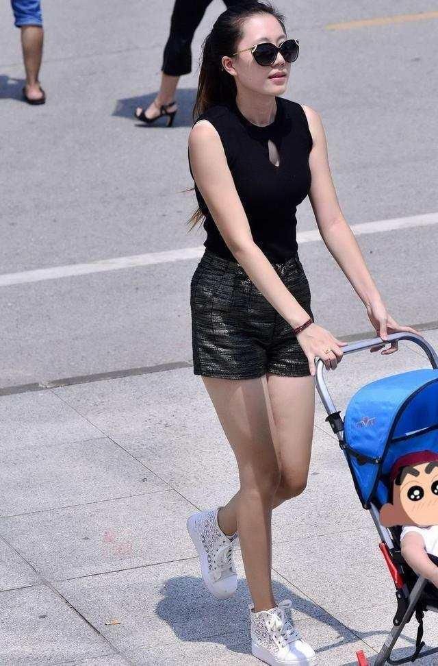 街拍美女：偶遇30岁成熟辣妈 推着婴儿车的辣妈最有韵味！