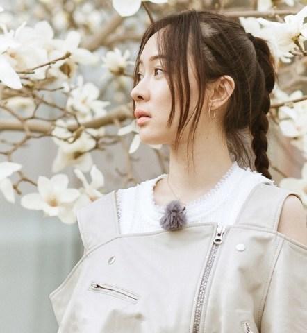 霍思燕尴尬了，穿一双裸色高跟鞋，竟显得脚面比小腿还长！