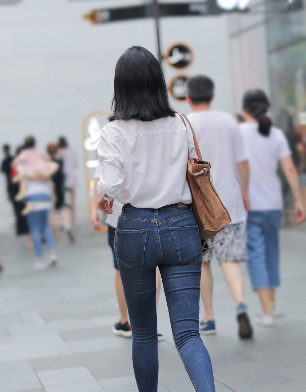  「时尚女生们」打底裤简约大方,给人一种“青春无限好”的感觉