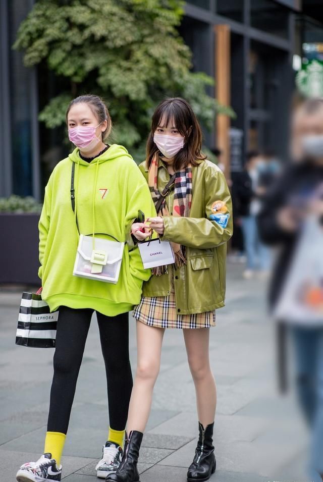  紧身：绿色衣服又出新玩法，别再傻傻的穿紧身上衣了，今年流行这几款