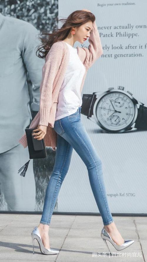 街拍：小姐姐紧身牛仔裤，秀出修长好身材！