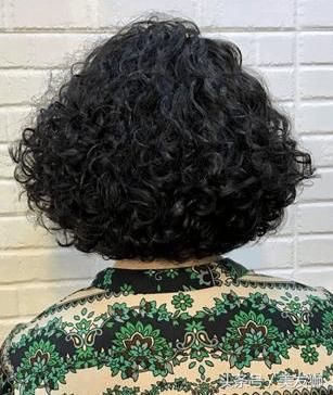 50岁妈妈剪短发烫小卷，一看像18，美得我都不敢认了！