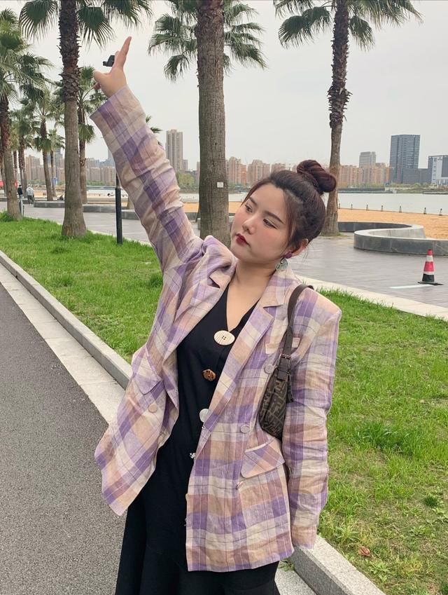  「显瘦」微胖女孩学会这样穿西服，显瘦又有气质，照着穿不踩雷