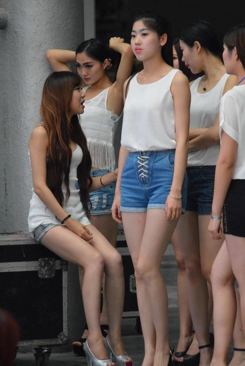商场大厅街拍:长腿短裤美女模特，美腿如云