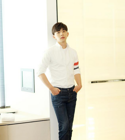 邓伦的生活照，真不是舞台上看到的那样，最后一张笑出法令纹！