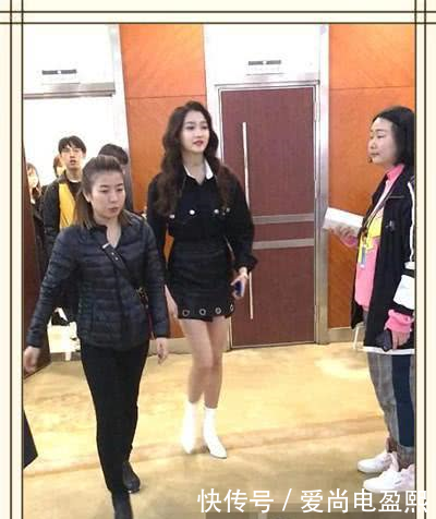 关晓彤气质太奇怪！仙女烫秒变大妈卷，网友咋看都不像21岁！