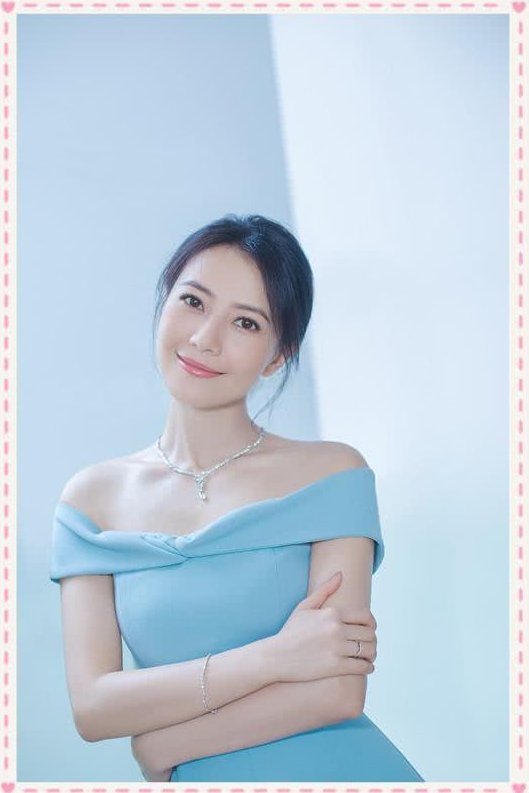 本以为穿一字肩的高圆圆够少女了，可看到周洁琼才知道什么是真嫩