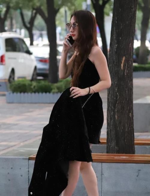  『气质』街拍：如花似玉的小姐姐，一条粉色的连衣裙，时尚优雅气质迷人
