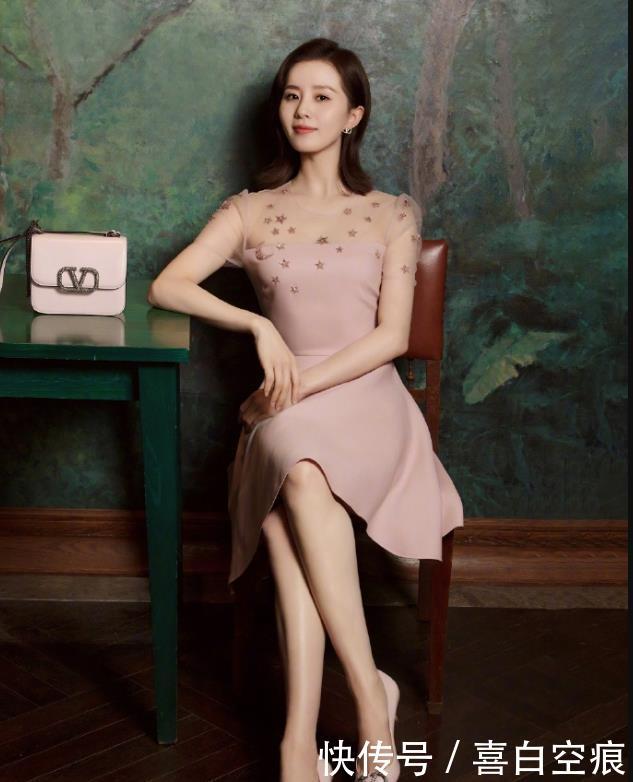 『气质』刘诗诗一点不显老,扎丸子头配一条白色连衣裙,彰显出了优雅气质