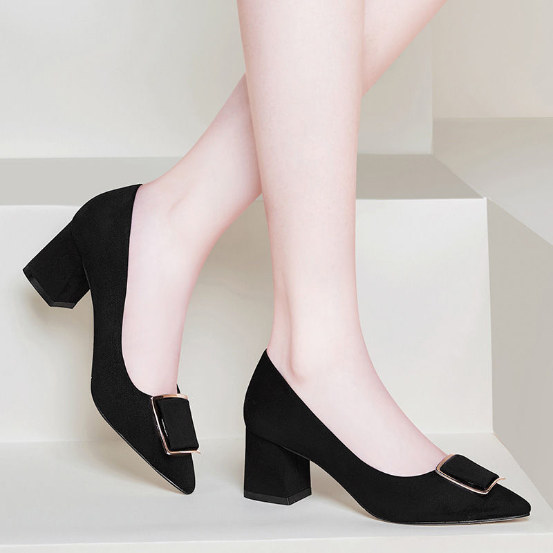 女人优雅靠装扮，穿上高跟鞋立见气质与时尚，不管走哪儿都美翻天