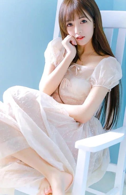 清纯萝莉范小姐姐各种表情卖萌，一身长裙彰显小公主的气息