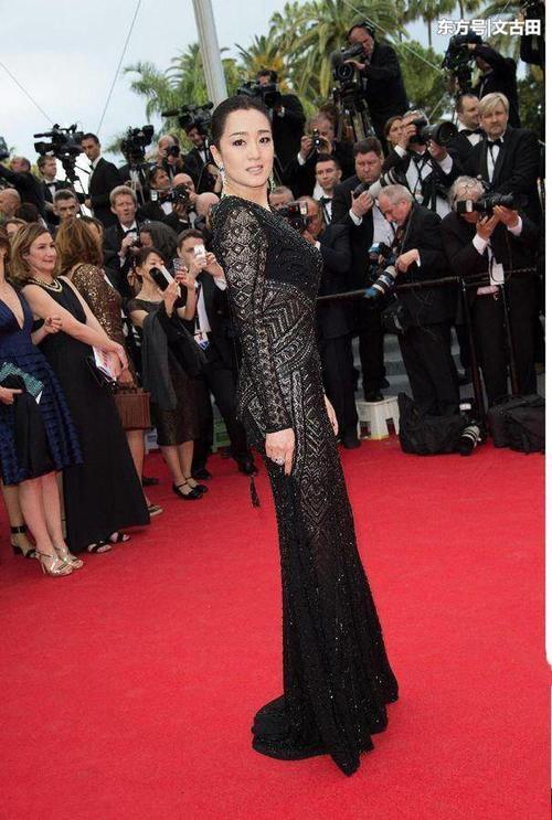 51岁巩俐穿一字肩少女装扮嫩,而她70岁的新男友却像是30岁