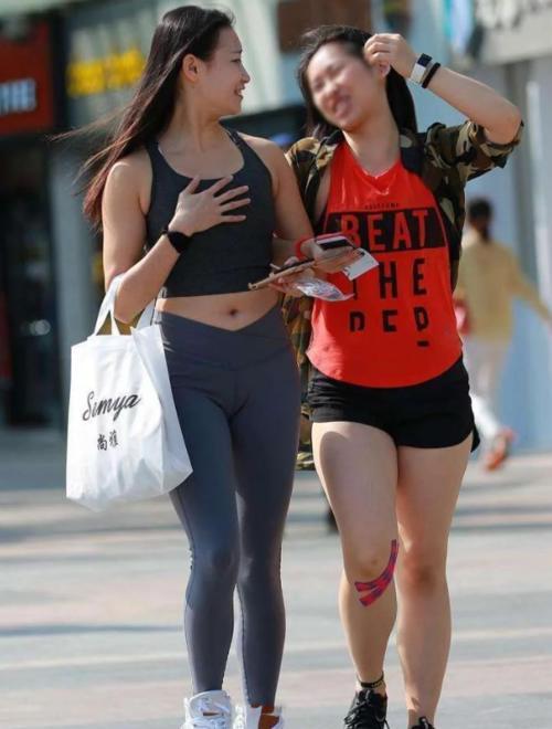 街拍: 丰满圆臀的紧身裤姑娘, 一点缺点都没有啊!