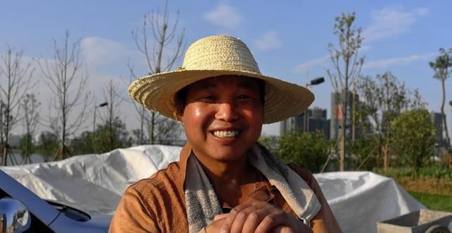  【秸秆】农村出现新行业！1天能赚2000多！农民还都抢着在送钱