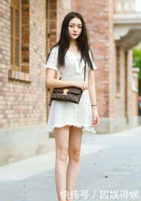 # 身旁#身旁闺蜜的牛仔短裙装扮,更显个性与活力,街拍:短裙优雅舒适