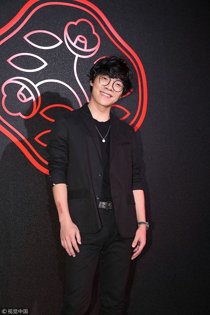 莫允雯穿露脐红装秀蛮腰散发英气美  嘲笑卢广仲“tony老师”梦碎