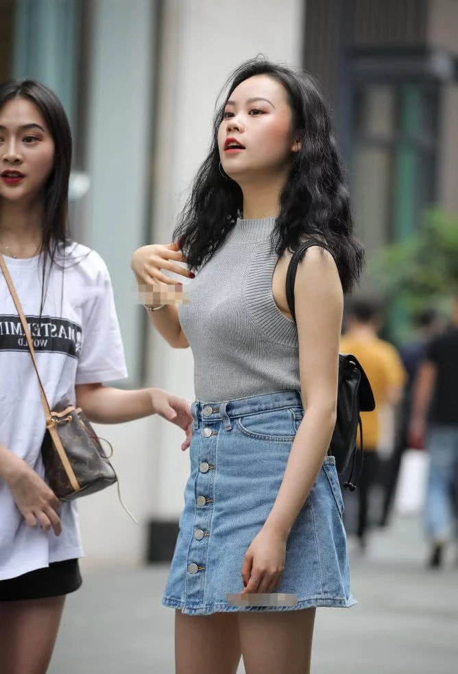 俏丽姐妹花小姐姐结伴出街,一个青春靓丽一个性感抚媚