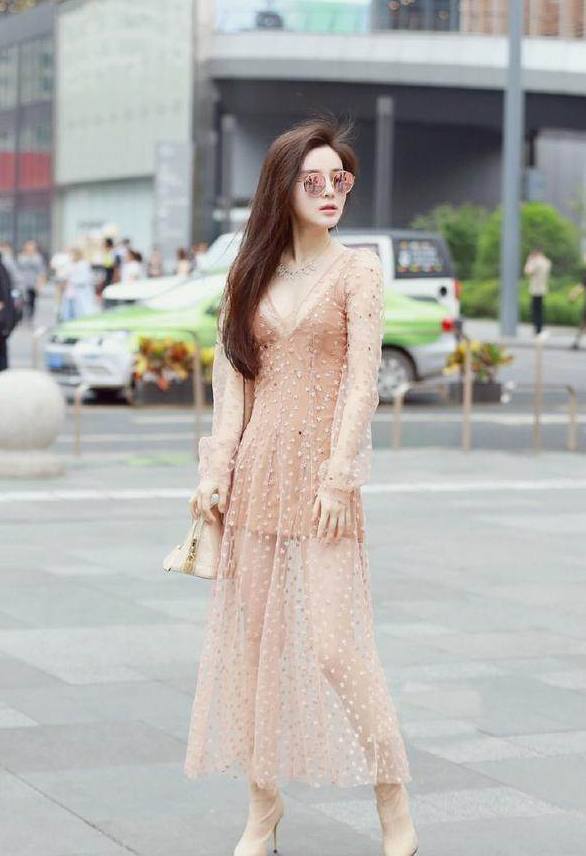 路人街拍,小姐姐们纷纷换上了纱裙,随风舞动,非常的唯美浪漫