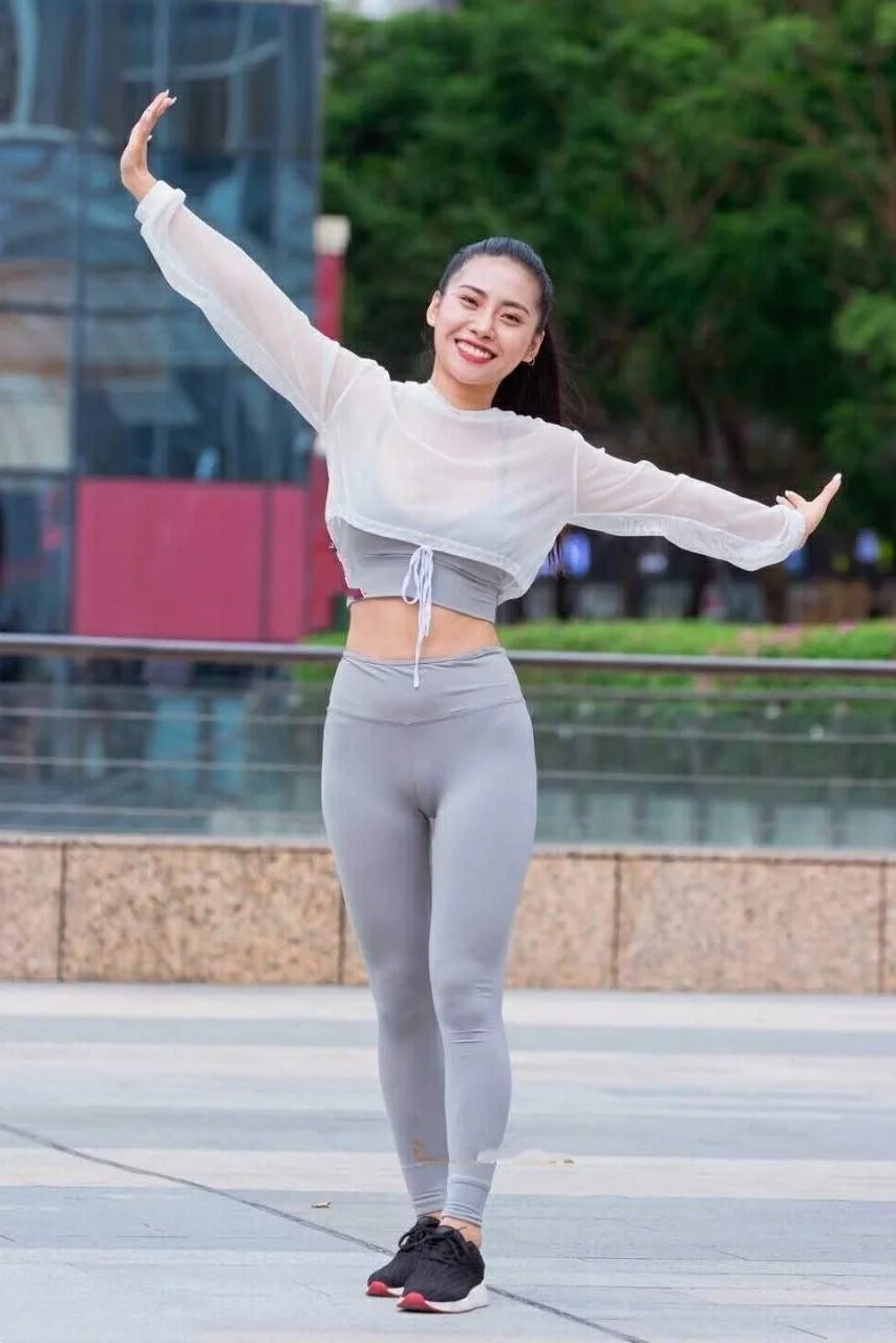 街拍小姐姐广场跳舞，干净利落的穿搭让她很阳光，俯身的那一刻很