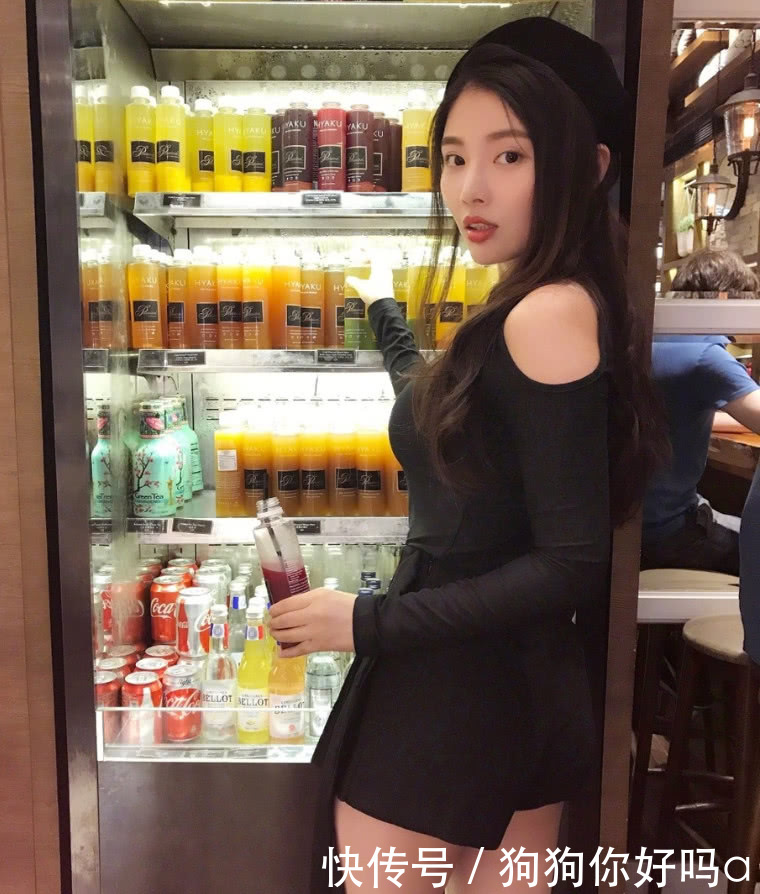 徐冬冬能好好坐吗？裤裙短得不一般，但这不雅观的坐姿意外亮了！