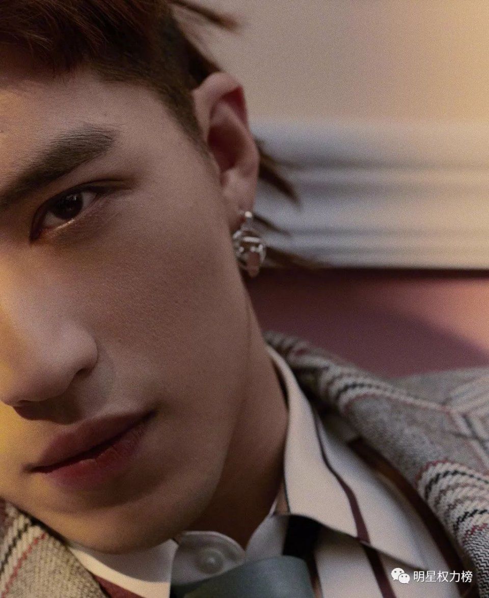 易烊千玺时尚画报优雅浪漫 杨幂演绎复古穿搭时髦爆表 许魏洲杂志