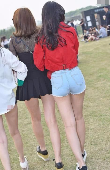 街拍:微胖的身型被牛仔热裤紧紧束缚，紧致的设计好身材一览无余