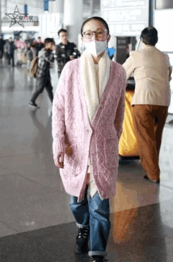 43岁周迅眉毛没画就出门: 这样才接地气! 网友: 还不如50岁大妈