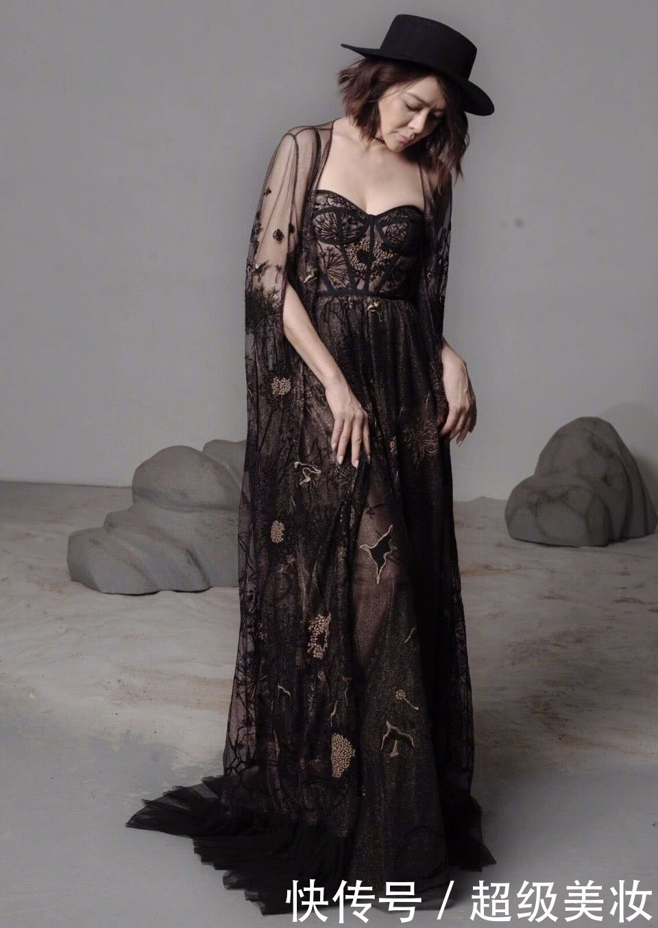 54岁关之琳宝刀未老，大红唇无敌了，网友：女神坐姿了解一下！