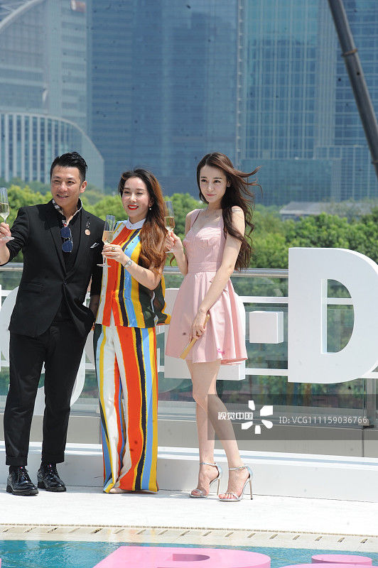 迪丽热巴穿粉色连衣短裙亮相代言活动，长发飘飘笑容甜美大秀美腿