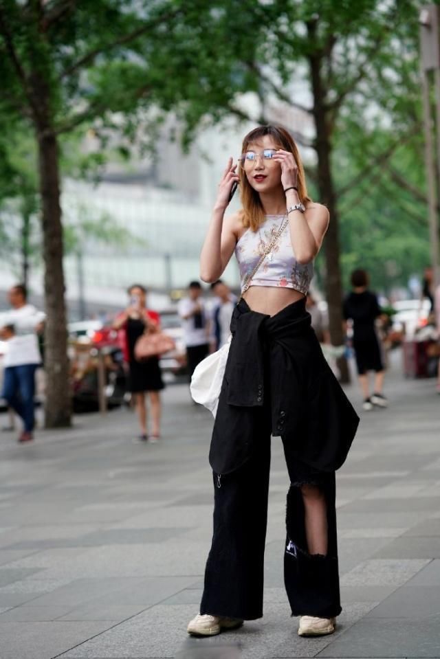  时尚元素|潮女街拍：小肚兜搭乞丐裤街头独一无二的存在