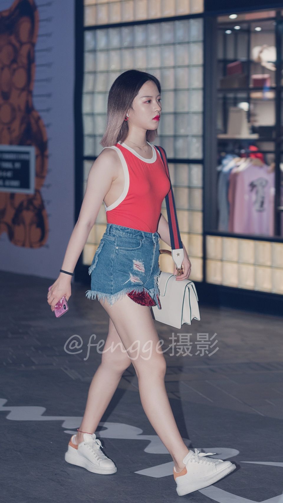 街拍：微胖小美女的红背心、蓝热裤的撞色搭配很吸睛