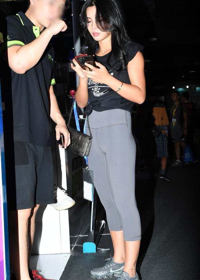 街拍: 紧身裤的小姐姐, 勾勒完美曲线