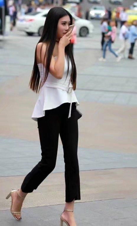 轻熟小姐姐的热火抹胸上衣,挡不住的风情万种