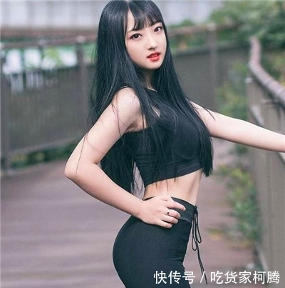  「气质」街拍女神：微胖身材的紧身打底裤小姐姐，走路自带气质