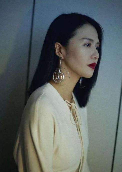  『引爆』绿色皮衣搭配纱裙，这样的穿搭就她敢穿，引爆潮流时尚美出新高度