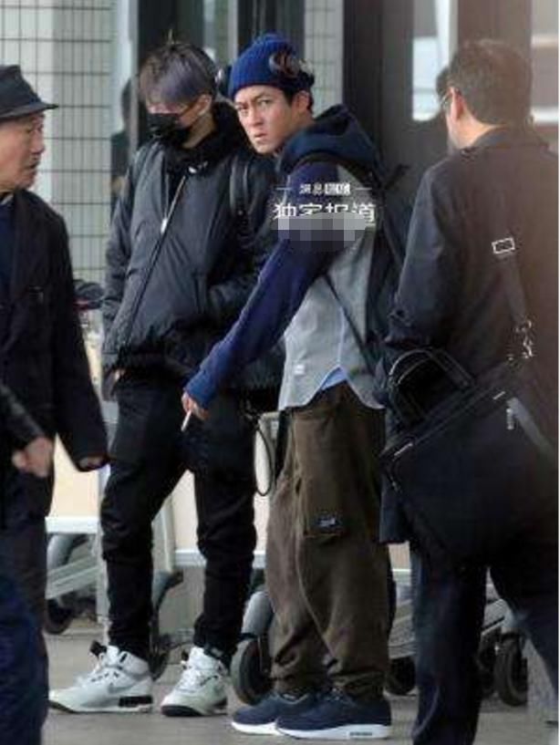 37岁朱丹现身机场认不出，身形发福素颜憔悴，相比下吴昕顺眼多了