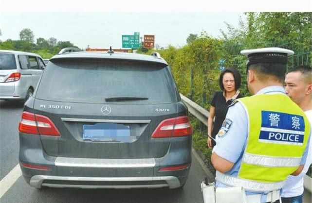 在高速应急车道换备胎，被扣了6分？车主：应急车道不能应急？