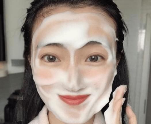  「脸上」用水打湿脸,就用洗面奶?进入这样的“洗脸雷区”,难怪毛孔粗大