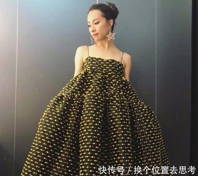 邓丽欣这裙子也太大了吧，这是在里面放了张桌子吗四缺三