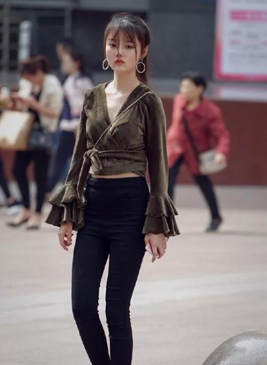  美女■街拍：身材高挑的美女，身穿橙色背心配短裤，展现出青春活力气质范