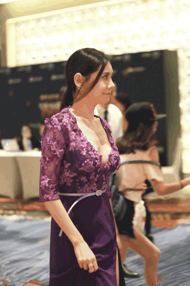 38岁秋瓷炫穿开叉长裙现身, 性感又美艳, 网友直呼: 厉害了于晓光