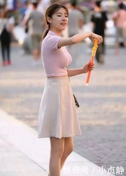  『美女』丰满的打底裤美女，举手投足间尽显女性韵味！多肉才是真的美